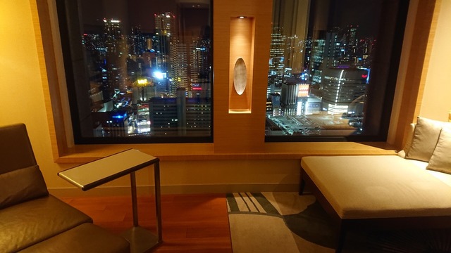 窓の外は大阪市街の夜景